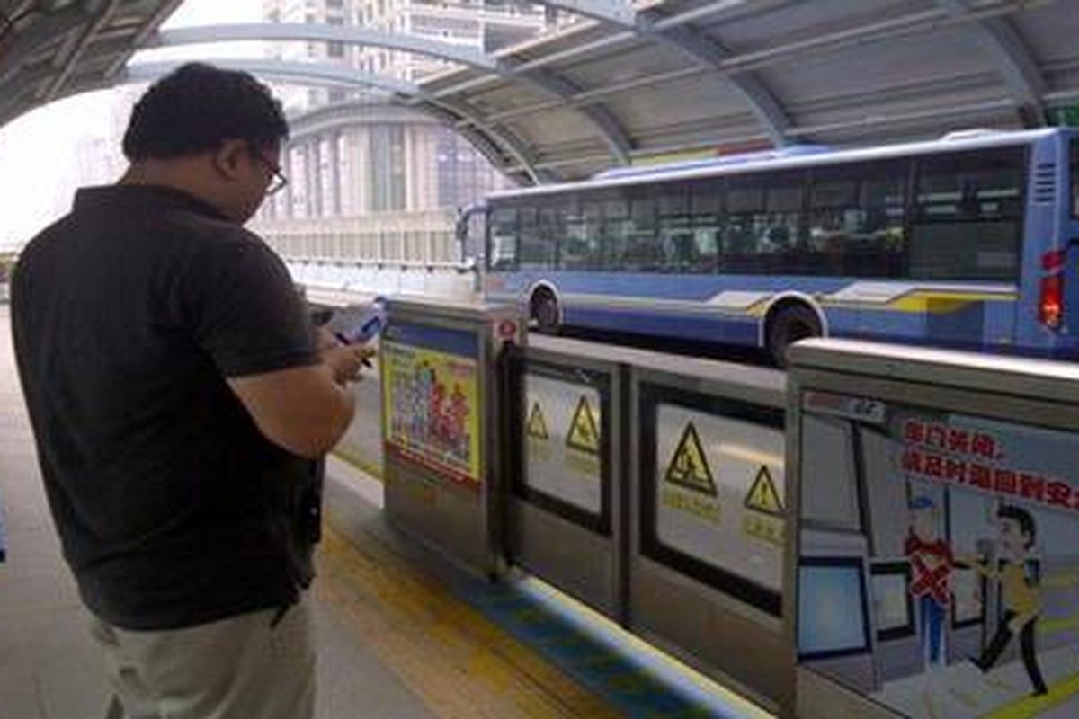 Country Director Institute for Transportation and Development (ITDP) Indonesia Yoga Adiwinarto saat mengunjungi stasiun BRT layang di Xianmen, China, Rabu (9/5/2012).