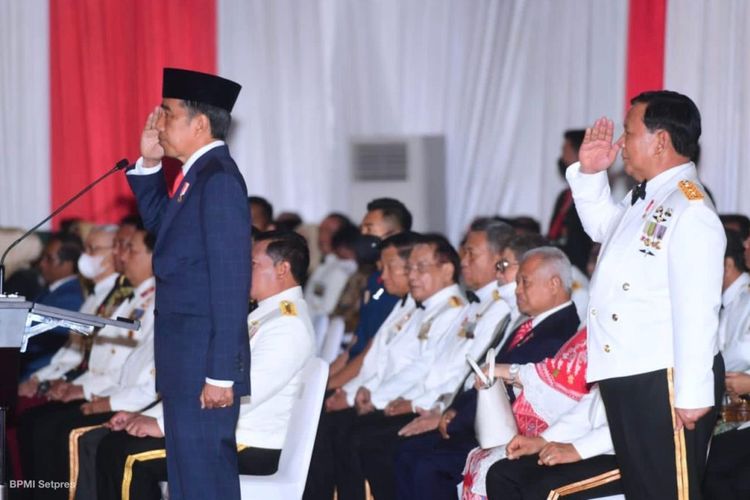 Menteri Pertahanan Prabowo Subianto saat mendampingi Presiden RI Joko Widodo pada Upacara Parade Senja di Lapangan Bela Negara, Kementerian Pertahanan, Jakarta, Selasa (4/10/2022).
