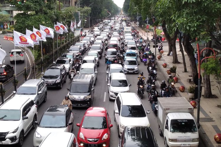 Kondisi kemacetan di Jalan Urip Sumoharjo, Surabaya, Jawa Timur, Senin (17/2/2025)
