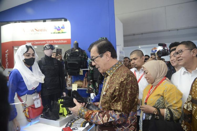 Menteri Hukum dan Hak Asasi Manusia (Menkumham) Yasonna H Laoly mengunjungi Temu Bisnis Tahap VI dan Indonesia Catalog Expo Forum (ICEF) di Jakarta International (JI) Expo Kemayoran Jakarta, Kamis (03/08/2023), 
