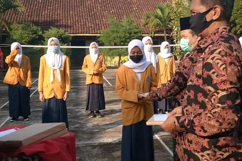 Guru SMPN 1 Rongkop Ini Ajak Siswa Pahami Matematika Lewat Youtube