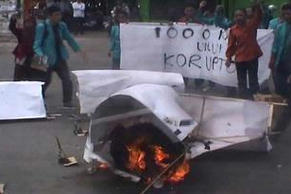 Puluhan mahasiswa bakar ban dalam aksinya di Kartasura, Senin (10/12/2012)