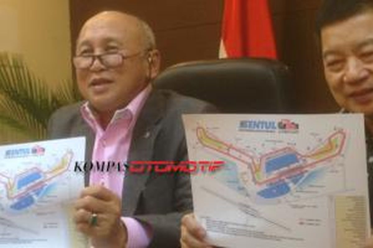 Direktur Sirkuit Sentul, Tinton Soeprapto dan Anggota Dewan Pertimbangan (Wantimpres) Presiden Suharso Monoarfa, menunjukan desain sirkuit Sentul yang baru.