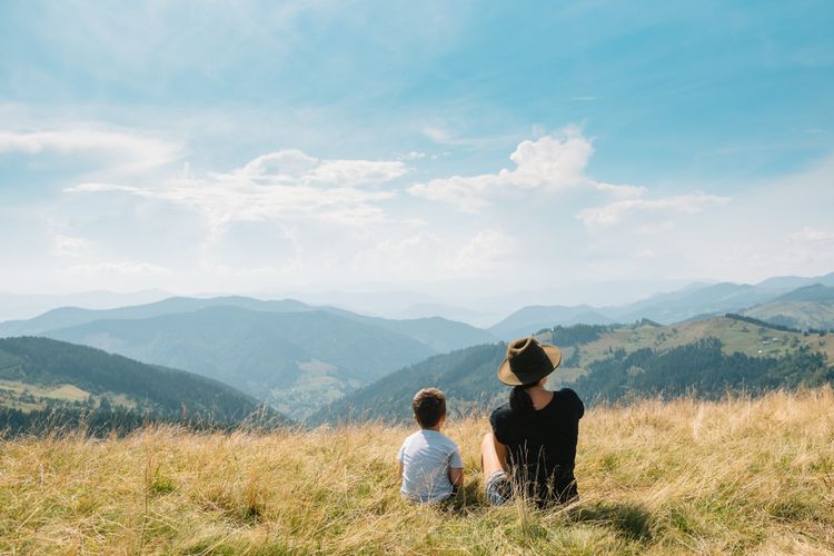 Ilustrasi naik gunung bersama anak. 