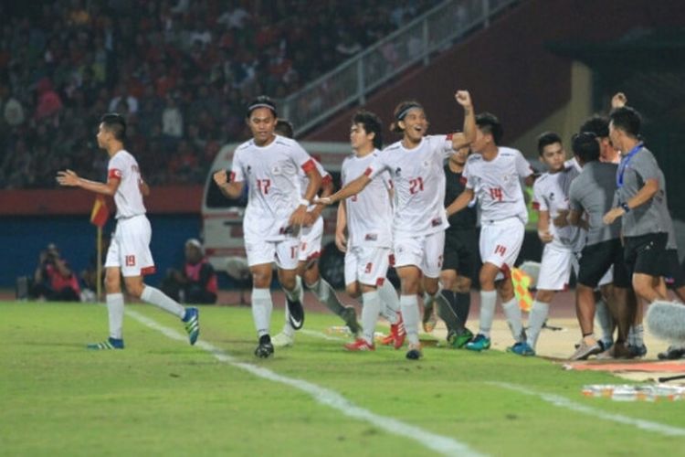 Para pemain timnas U-19 Filipina merayakan gol ke gawang Indonesia.