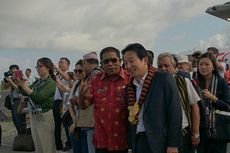 Tiba di Wakatobi, Wagub DKI dan Gubernur Jeju Dikalungkan Kain Tenun