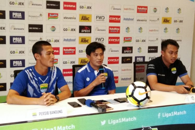 Asisten pelatih Persib Yaya Sunarya bersama bek Persib hen-hen saat hadir dalam sesi jumpa pers jelang laga kontra Bhayangkara FC di Graha Persib, Jalan sulanjana, Rabu (30/5/2018)