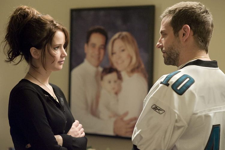 Jennifer Lawrence dan Bradley Cooper dalam film komedi romantis Silver Linings Playbook (2012).