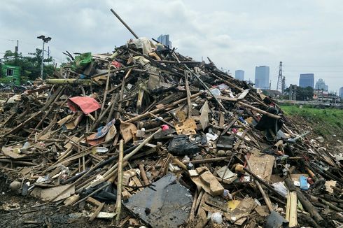 Cerita Petugas Kebersihan di Pintu Air, Berjibaku dengan Gunungan Sampah Sisa Banjir