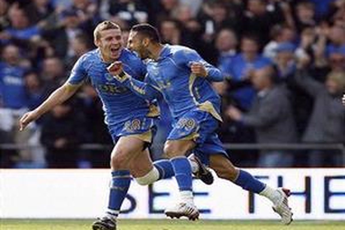 Gelandang Portsmouth, Nadrid Belhadj (kanan).