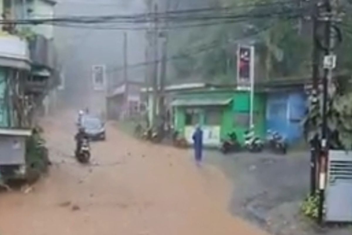 Hujan dengan intensitas tinggi mengakibatkan banjir di Jalan Rajekwesi, Kota Batu, Jawa Timur pada Minggu (2/4/2023) sekitar pukul 12.00 WIB. 