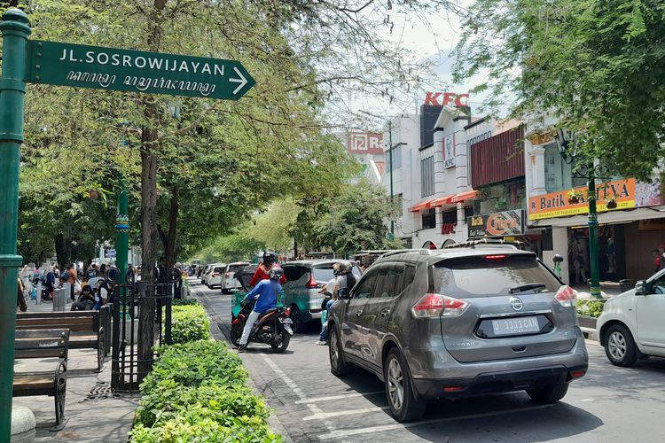 Kawasan Malioboro yang dipenuhi wisatawan.