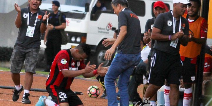 Striker Persipura Jayapura, Addison Alves, merayakan golnya ke gawang Sriwijaya FC di Stadion Jakabaring, Minggu (30/7/2017). 