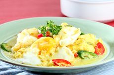 Resep Telur Ceplok Kuah Kuning, Ide Makanan Cepat Matang 