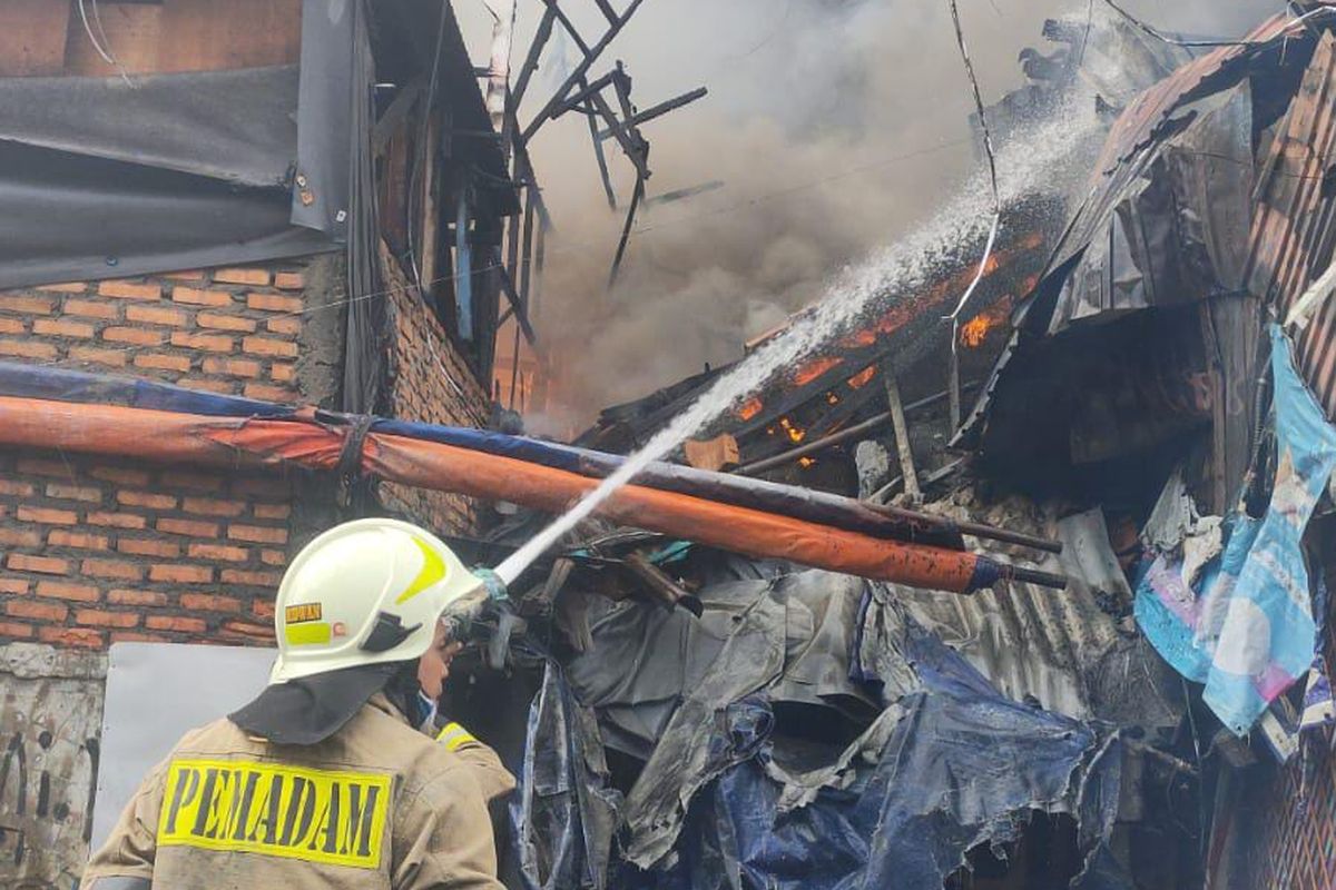 Kebakaran landa rumah tinggal di Jalan Betet Raya, Kelurahan Tanah Sereal, Tambora, Jakarta Barat, Kamis (1/2/2024).