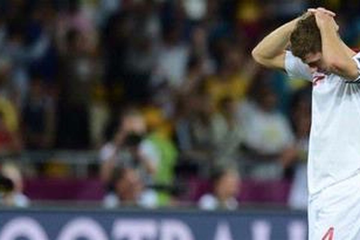 Ekspresi kapten Inggris, Steven Gerrard, setelah timnya dikalahkan Italia melalui adu penalti, di perempat final Piala Eropa, di Kiev, Minggu (24/6/2012).
