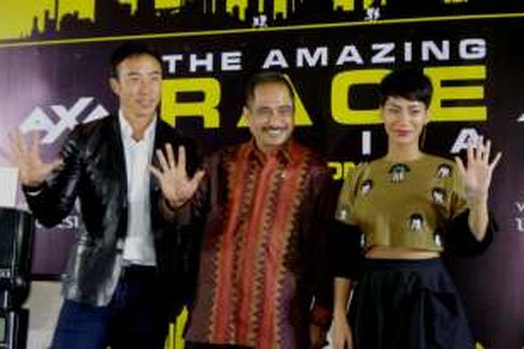 Tara Basro (kanan) dan pembawa acara The Amazing Race Asia, Allan Wu (kiri), bersama Menterii Pariwisara Arief Yahya dalam konferensi pers The Amazing Race Musim ke-5 di Hotel Fairmont, Jakarta Pusat, Kamis (28/7/2016).