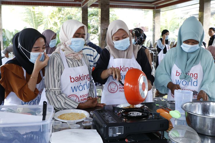 Para ibu-ibu sedang mengikuti pelatihan juru masak untuk menghidangkan makanan bergizi dan higienis.