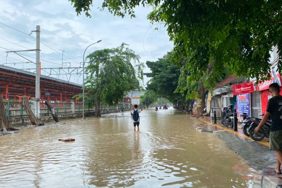 Stasiun Bekasi terendam banjir ketinggian mencapai 170 cm pukul 12.00 WIB, Selasa (4/3/2025).