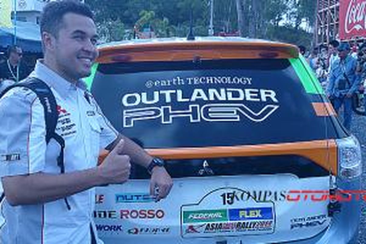 Rifat Sungkar saat berpose di Mitsubishi Outlander Sport PHEV di Pattaya, Thailand