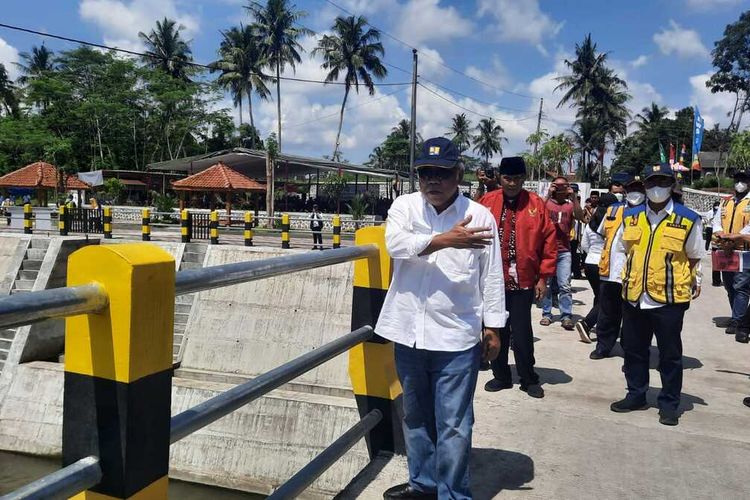 Menteri PUPR Basuki Hadimulyono saat meresmikan Sabo Dam Menayu, Kabupaten Magelang, Jawa Tengah, Sabtu (21/1/2023)