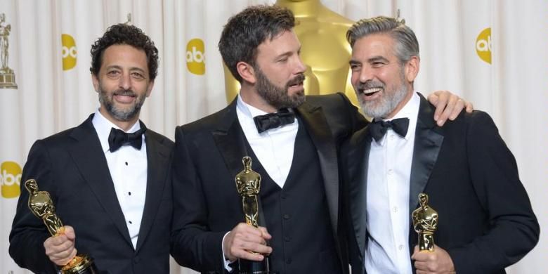Ben Affleck (tengah), George Clooney (kanan), dan Grant Heslov merayakan kemenangan film Argo di panggung Academy Awards 2013.