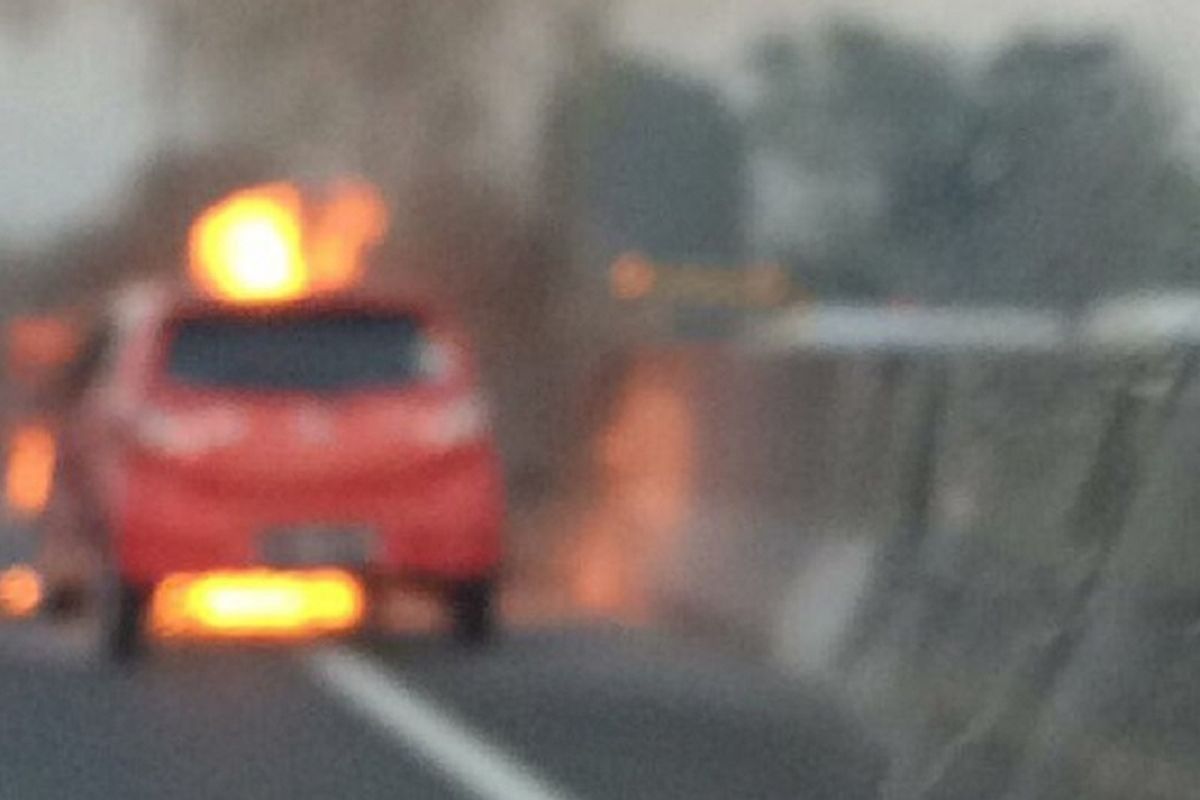 Sebuah mobil Toyota Agya terbakar di Mobil Ayla di tol Jakarta-Cikampek, Sabtu (9/9/2017).