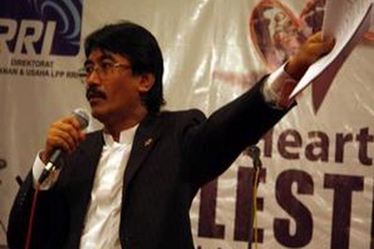 Menteri Pemuda dan Olahraga, Adhyaksa Dault membawakan puisi berjudul Seorang Ibu Palestina Melahirkan Anaknya karya Habiburrahman Saerozi dalam Malam Puisi Mengutuk Zionisme di halaman Kantor Radio Republik Indonesia, Jakarta Pusat, Kamis (8/1).