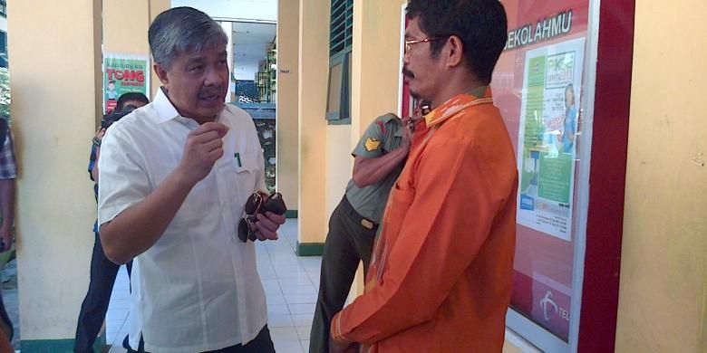 Seorang pengawas Ujian Nasional di SMA Negeri 1 Kendari berbincang dengan Gubernur Sultra, Nur Alam saat memantau pelaksanaan UN 