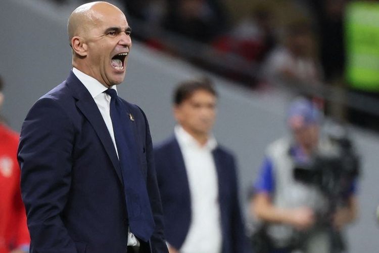 Roberto Martinez kala memberikan instruksi kepada pemain timnas Belgia dalam ajang Piala Dunia 2022. Roberto Martinez kini telah resmi diperkenalkan sebagai pelatih baru Portugal, menggantikan Fernando Santos. (Photo by JACK GUEZ / AFP)