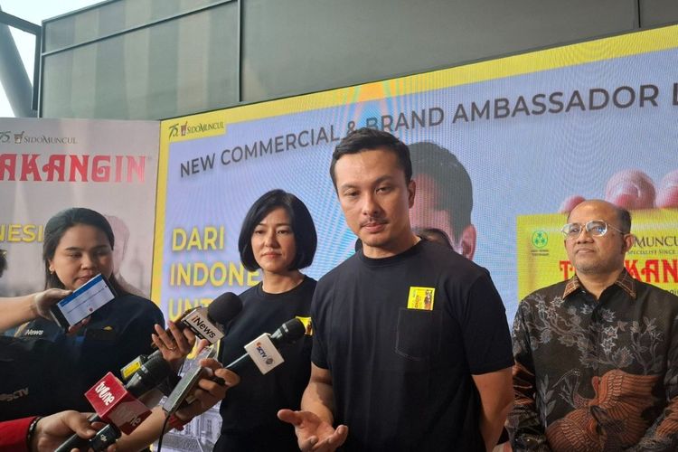 Maria Reviani Hidayat bersama Nicholas Saputra saat diwawancarai oleh awak media yang hadir pada perilisan iklan terbaru Sido Muncul