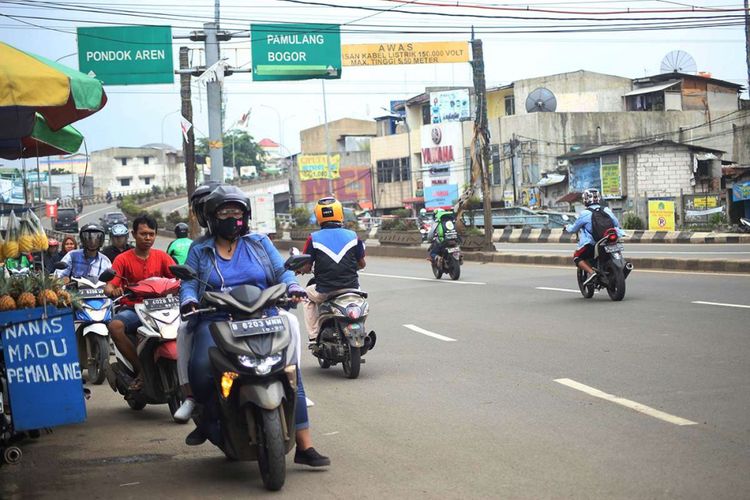 Sejumlah pengendara sepeda motor nekat melawan arah di Jalan Ir H Juanda, tepat di bawah jalan layang Ciputat, Tangerang Selatan, Kamis (01/02/2018). Para pengendara tersebut mulai melawan arah sejak di putaran di depan Kantor Cabang Pembantu Bank BCA hingga SPBU yang terletak jelang area masuk jalan layang.