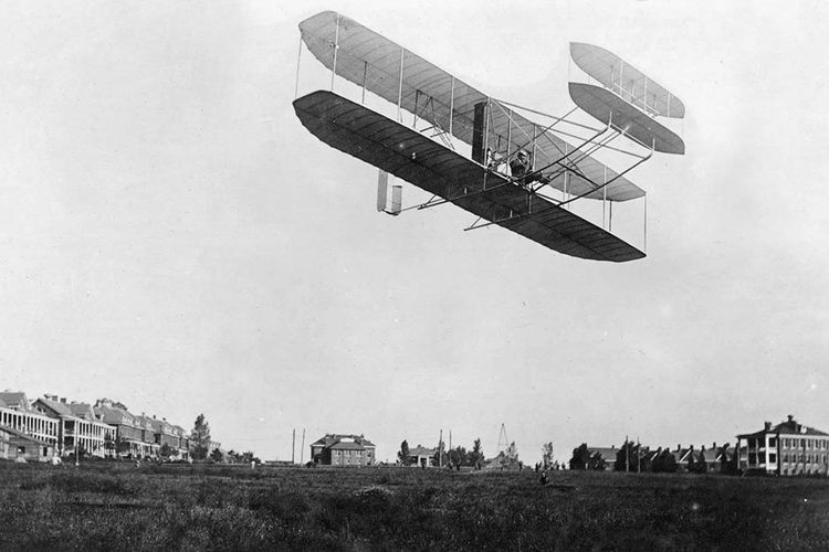 Gambar pesawat pertama di dunia Wright Flyer berhasil yang berhasil terbang pertama kali dengan penggerak mekanis, dibuat oleh Orville dan Wilbur Wright pada 17 Desember 1903, dekat Kitty Hawk, N.C.