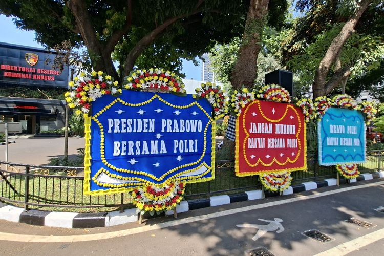 Karangan Bunga Tanpa Identitas Berisi Dukungan untuk Polri Muncul di Polda Metro