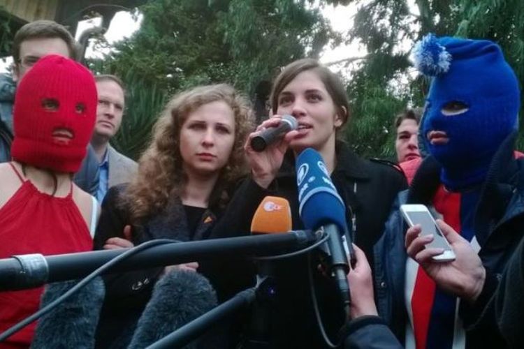 Nadezhda Tolokonnikova (tengah kanan) dan Maria Alyokhina (tengah kiri), anggota kelompok punk Rusia Pussy Riot pada Februari 2014 di Sochi. (AFP via BBC)