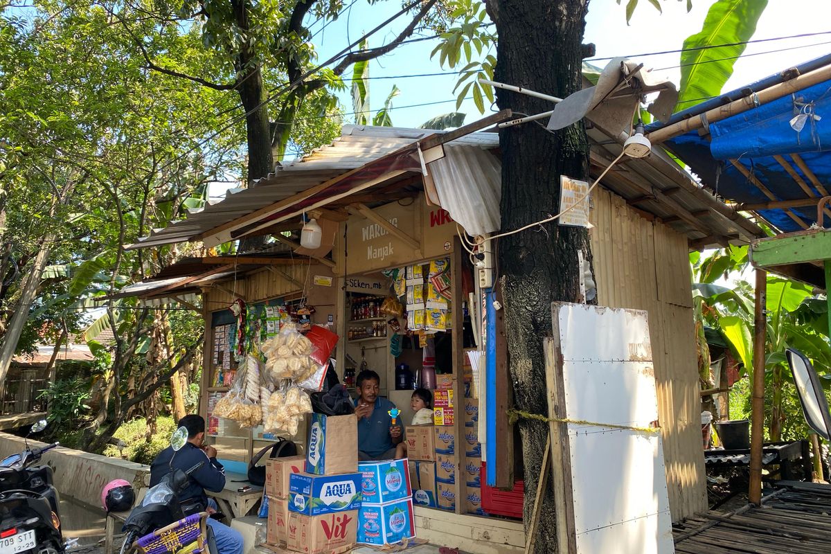 Joglo Langganan Banjir, Warga Lelah Barang Dagangannya Kerap Terendam