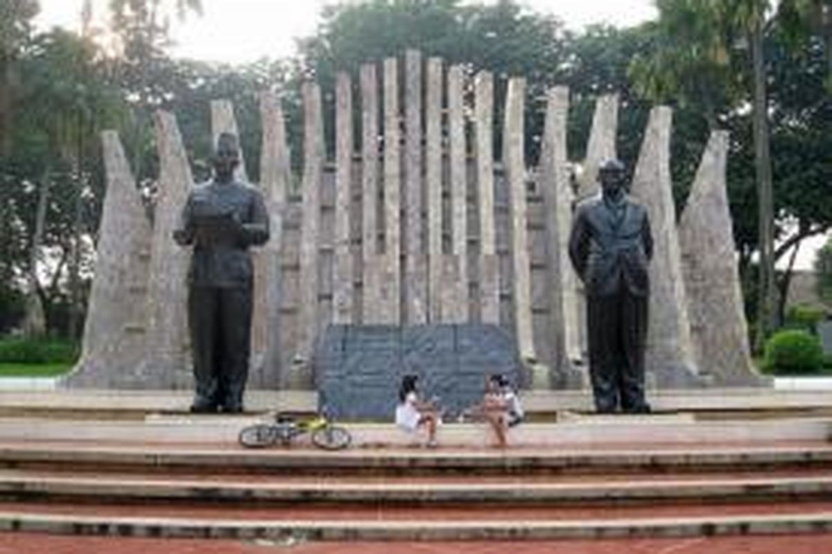 Monumen Proklamasi di Jalan Proklamasi, Jakarta Pusat. Monumen ini dibangun di lokasi dikumandangkannya Proklamasi Kemerdekaan RI pada 17 Agustus1945. Monumen ini menampilkan patung Presiden pertama RI, Soekarno, dan wakilnya, Muhammad Hatta.