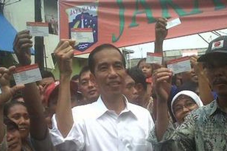 Gubernur DKI Jakarta Joko Widodo saat berfoto bersama beberapa warga Kelurahan Pademangan Timur penerima Kartu Jakarta Sehat, Sabtu (10/11/2012), Pademangan, Jakarta Pusat.