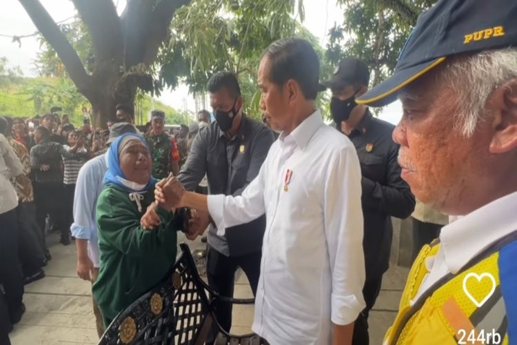 Tangkapan layar seorang ibu setengah terisak memegang tangan Presiden Jokowi dan mengeluh soal UKT anaknya.