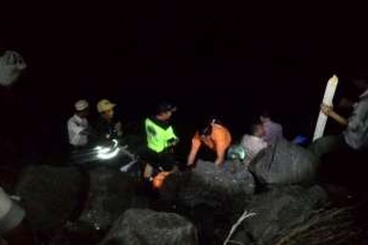 Mayat yang ditemukan di tepi pantai Manado sedang dievakuasi.