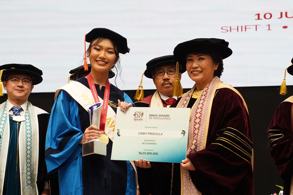Rektor BINUS University memberikan penghargaan kepada wisudawan penerima Binus Excellence Award dalam wisuda ke-69 bagi 4.441 wisudawan pada 10-11 Juli 2024.