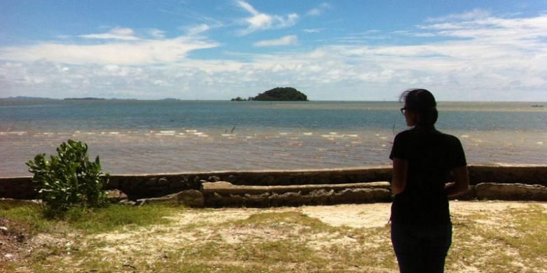 Wisatawan tengah berfoto di tepi Pantai Tanjung Pendam yang terletak di Kelurahan Kampung Parit, Kecamatan Tanjung Pandan, Kabupaten Belitung, Kepulauan Bangka Belitung, Senin (7/3/2016).