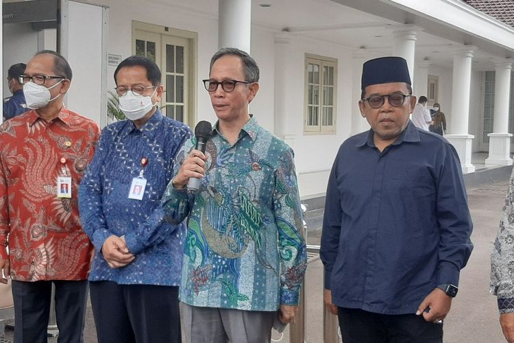 Ketua Dewan Komisioner Otoritas Jasa Keuangan Mahendra Siregar memberikan keterangan pers usai pertemuan antara DK OJK dan Wakil Presiden Ma'ruf Amin di Istana Wakil Presiden, Jakarta, Kamis (4/8/2022).