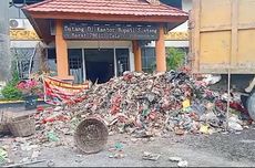 Protes, Warga Bongkar 4 Truk Sampah di Kantor DPRD dan Bupati Sintang Kalbar