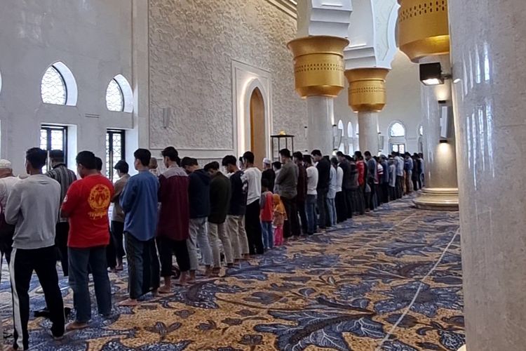 Shalat jemaah di Masjid Sheikh Zayed Kota Solo.