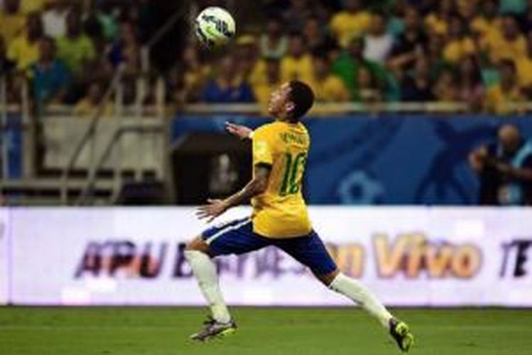 Penyerang Brasil, Neymar, tampil pada laga Pra-Piala Dunia 2018 kontra Peru di Stadion Arena Fonte Nova, Selasa (17/11/2015) waktu setempat.