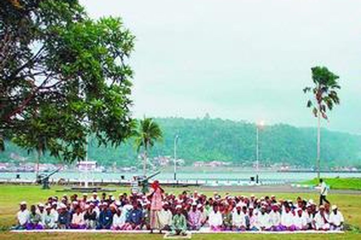 Pengungsi Rohingya asal Myanmar dan Banglades bersembahyang di pangkalan Angkatan Laut RI di Pulau Sabang, Rabu (28/1). Sebanyak 193 orang etnis Rohingya itu diselamatkan setelah terkatung-katung selama sebulan lebih di lautan bebas. Para pengungsi itu memohon tidak dikembalikan ke negaranya, khususnya yang berasal dari Myanmar, karena khawatir akan disiksa.