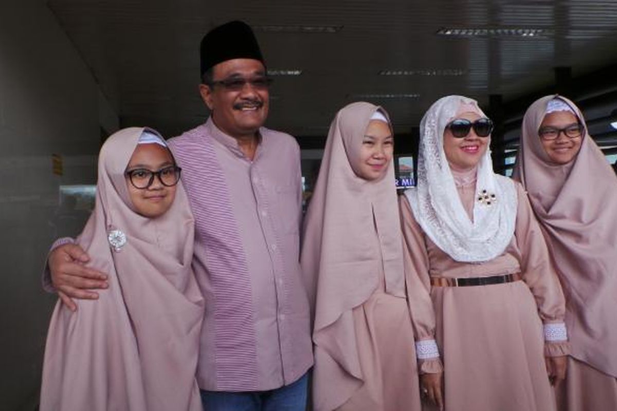 Calon wakil gubernur DKI Jakarta Djarot Saiful Hidayat bersama istri, Happy Farida dan tiga anaknya saat akan berangkat umrah ke tanah suci, di Bandara Soekarno Hatta, Tangerang, Minggu (25/12/2016).