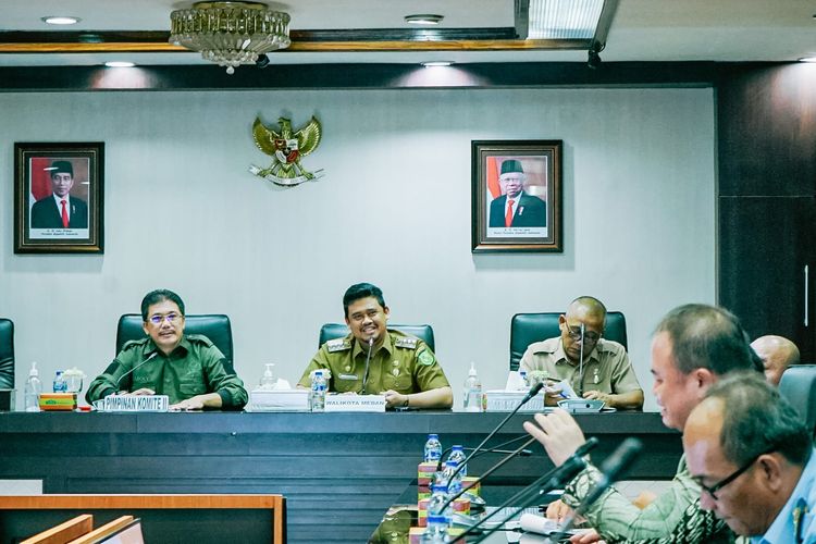 Wali Kota (Walkot) Medan Bobby Nasution saat menerima kedatangan rombongan anggota Komite II DPD RI di Balai Kota Medan, Senin (19/6/2023).  
