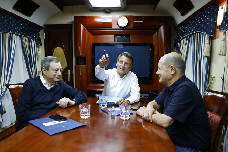 Presiden Perancis Emmanuel Macron (tengah), Kanselir Jerman Olaf Scholz (kanan), dan Perdana Menteri Italia Mario Draghi (kiri) naik kereta menuju Kyiv, Ukraina, setelah berangkat dari Polandia Kamis, 16 Juni 2022.